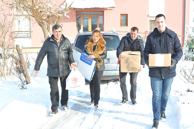 ДАРОВИ УГРОЖЕНИМ ПОРОДИЦАМА: Божићна хуманитарна акција мештана краљевачког насеља Берановац